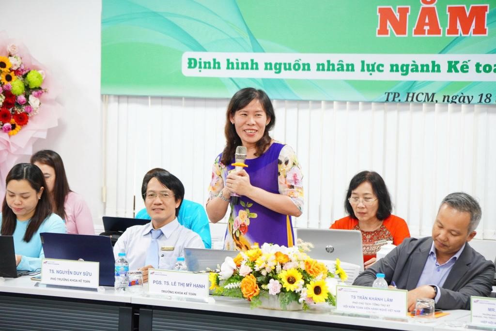 (TS. Nguyễn Duy Sữu–Phó trưởng Khoa Kế toán báo cáo về chương trình đào tạo ngành Kiểm toán