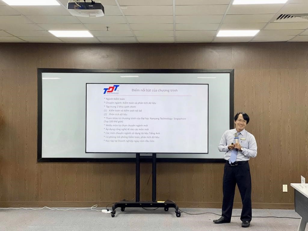 (Anh Lê Hoài Phương đại diện Công ty TNHH kiểm toán U&I phát biểu)