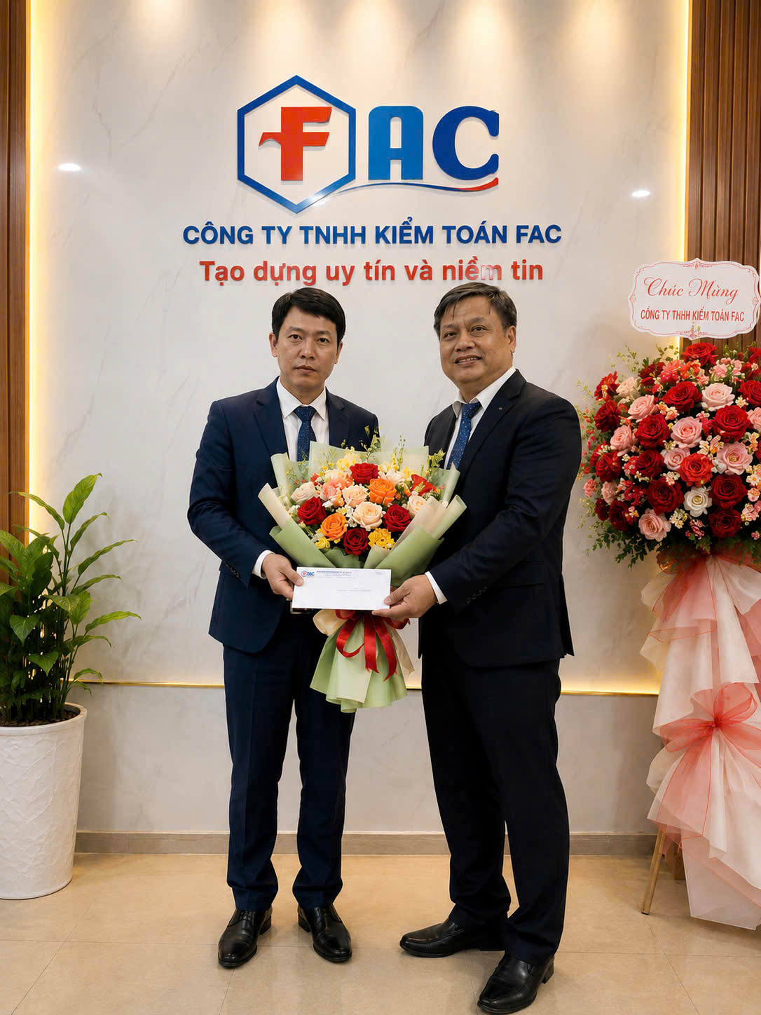 Hình ảnh: Ông Nguyễn Trọng Huy - TGĐ trao Quyết định bổ nhiệm